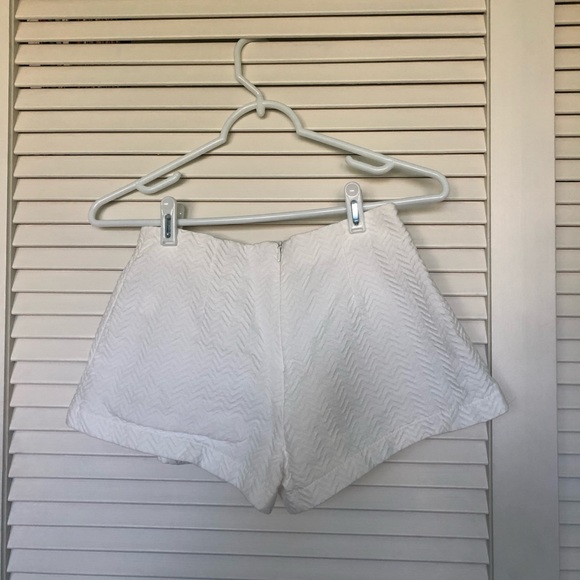 Cute White Skirt/Shorts - Picture 2 of 3